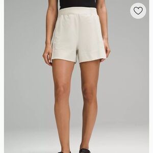 Lululemon Stretch Woven Relaxed-Fit High-Rise Short 4"